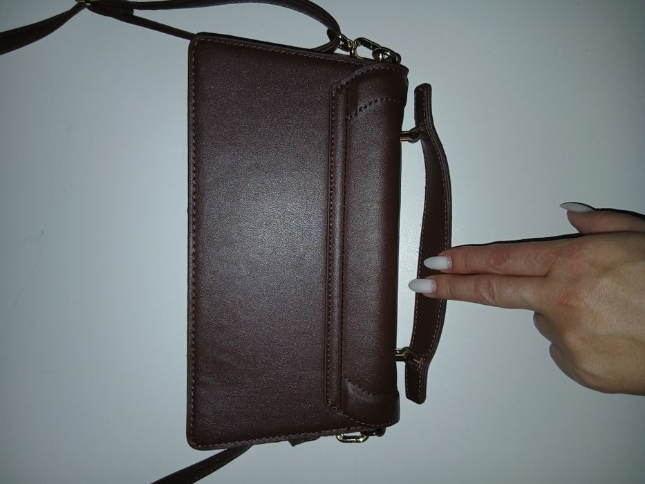 Коричнева сумка фірми Primark.