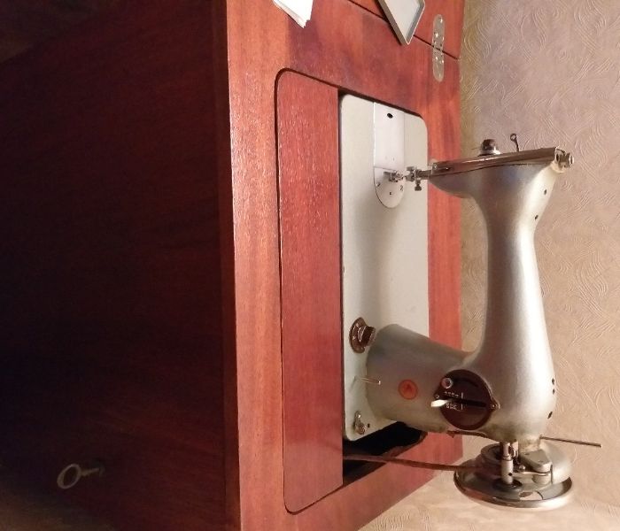 Швейная машинка Подольск класса 2М с тумбой и ножным приводом