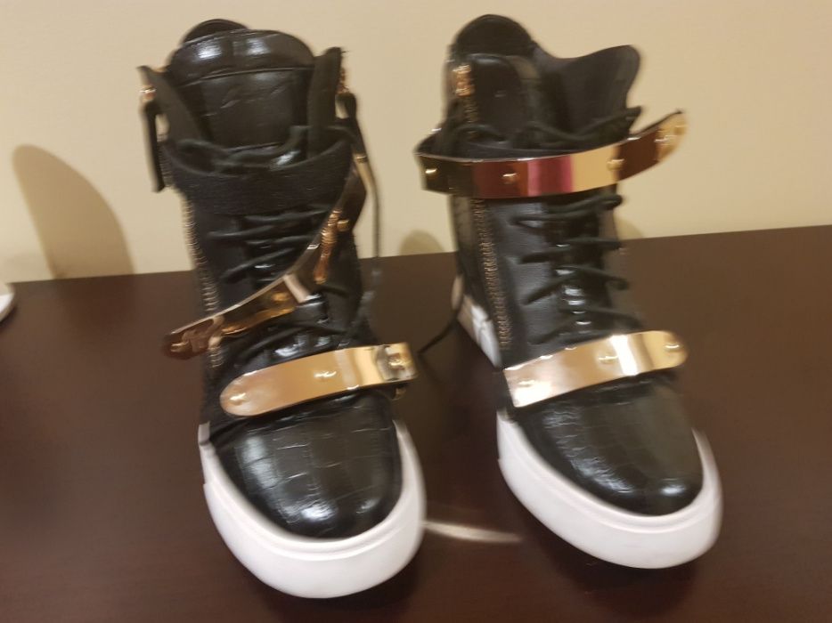 Sneakers pretos em eco-pele