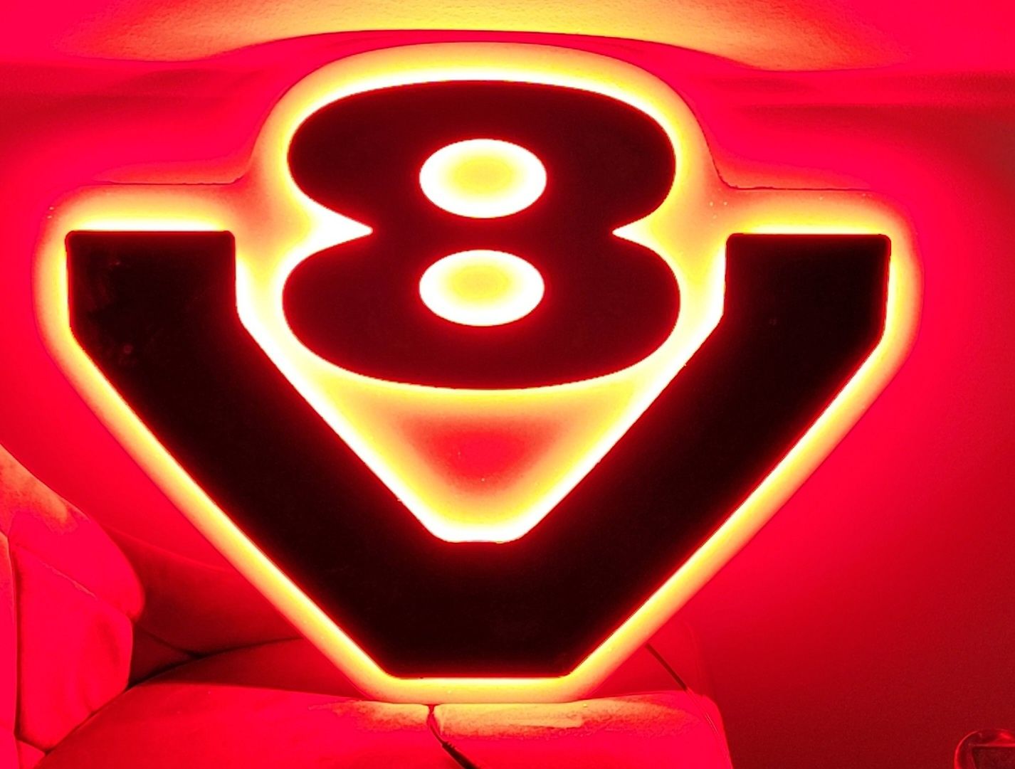 Podświetlane logo V8 nad łóżko SCANIA