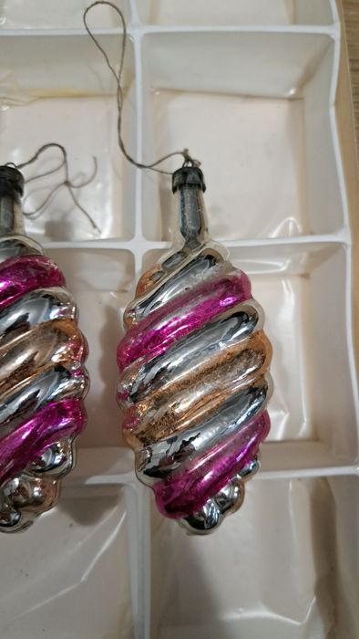 26-H kolorowe bombki PRL