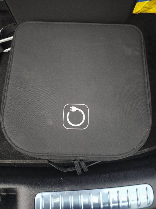 Cabo carregamento de rua Mercedes Novo