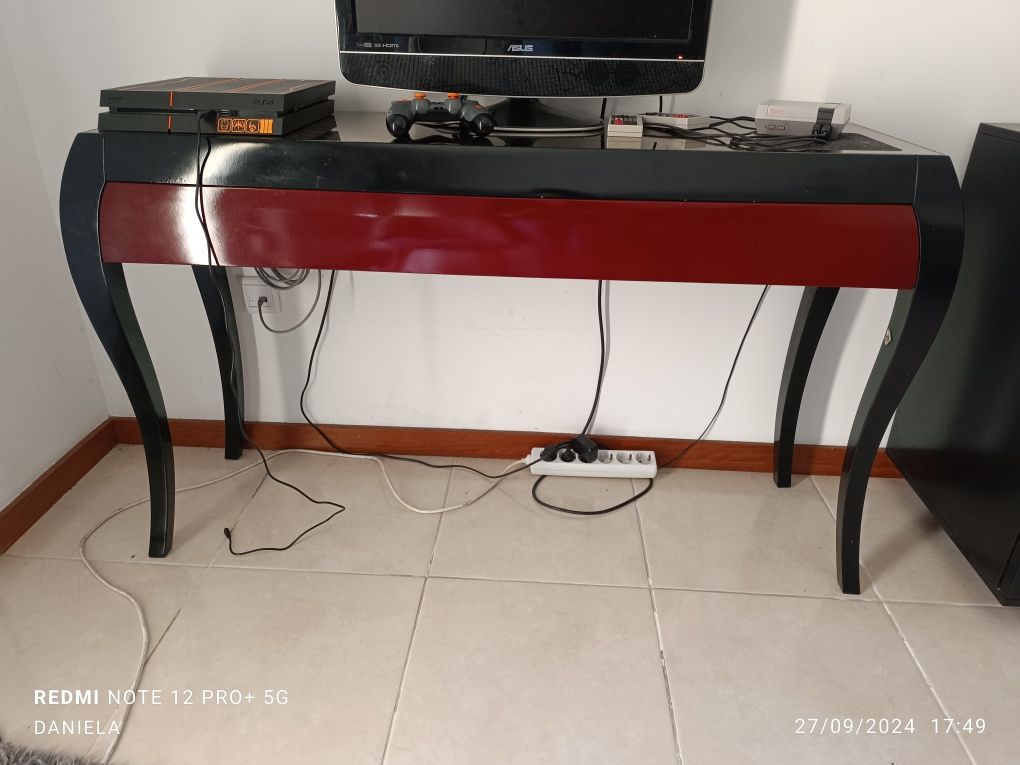 Móvel TV e consola