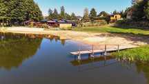 Domek nad jeziorem z jacuzzi, sauną i strefą masażu .