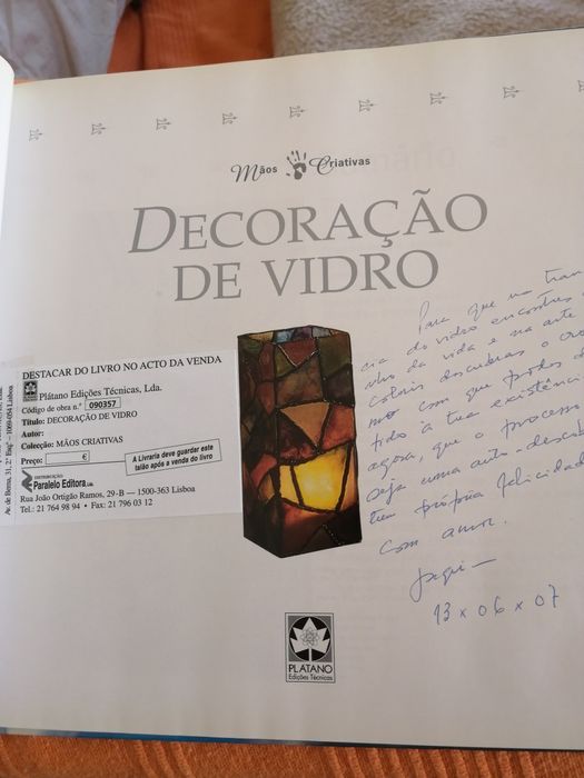 Livro de ensino sobre decoração em vidro