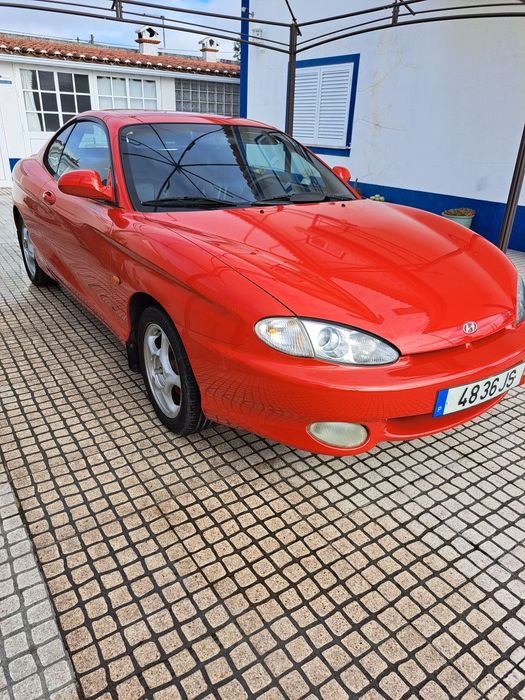 Hyundai coupe vermelho