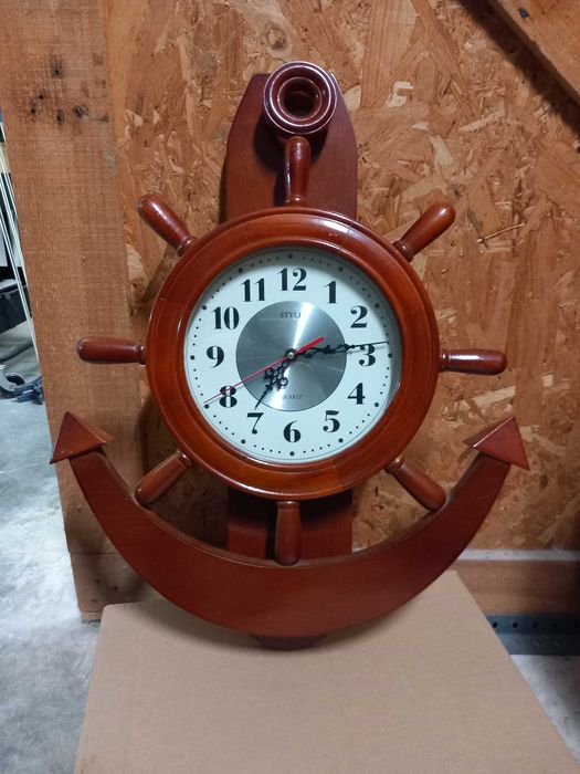 Relógio de parede em madeira