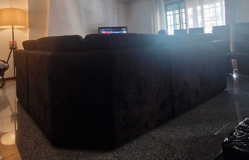 Sofá de 5 lugares com mesas de apoio lateral