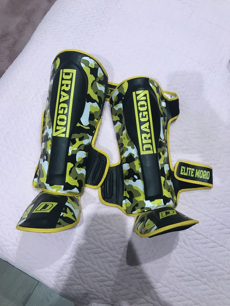 Zestaw do kickboxingu rękawice i ochraniacze na piszczel i stopy
