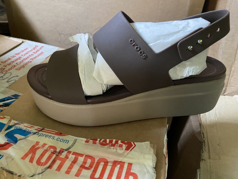 Продам Сандали на платформі жіночі Босоніжки Crocs Brooklyn Low Wedge