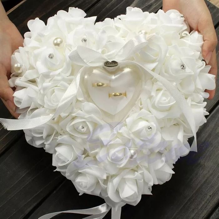 Porta alianças de casamento em forma de coração. 
Decoração