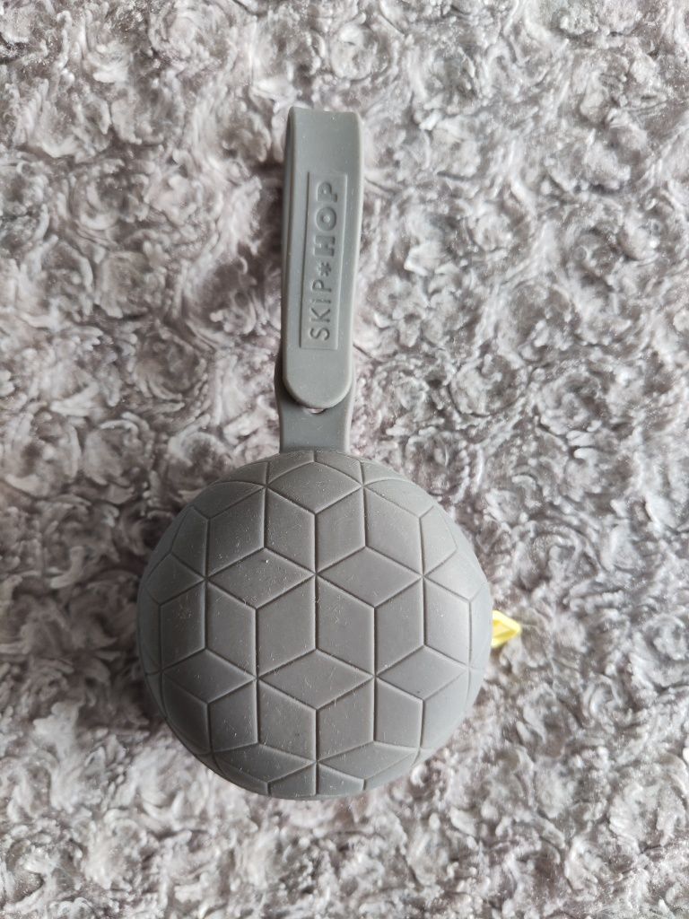 Pojemnik na smoczek etui Skip Hop odcienie szarości