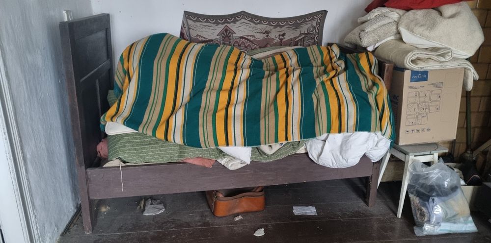 Stare dębowe łóżko