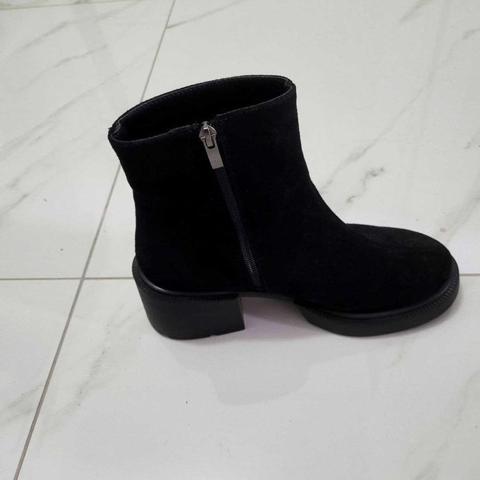Жіночі чорні ботильйони із замші Balance