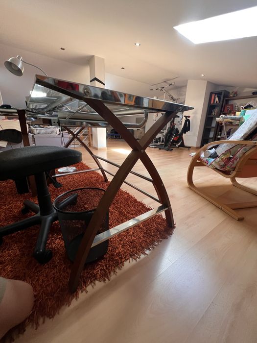 Mesa de escritorio em L em vidro e estrutura de madeira