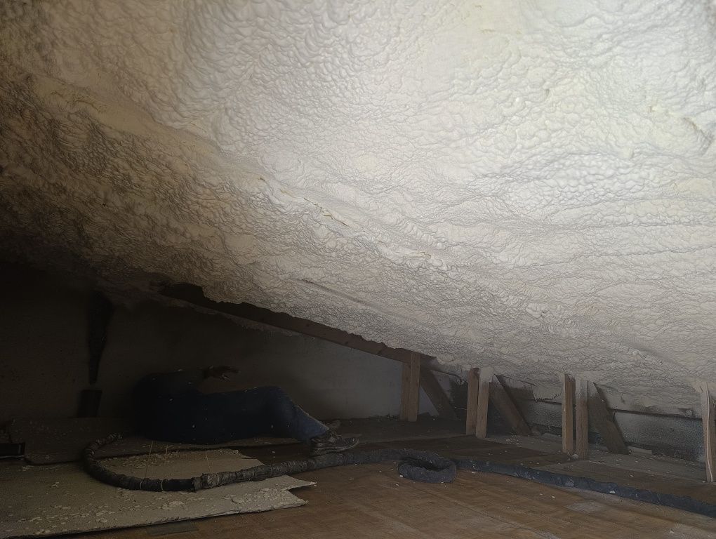 Ocieplanie pianą PUR izolacja poddasza dachu fundamentów sufitu