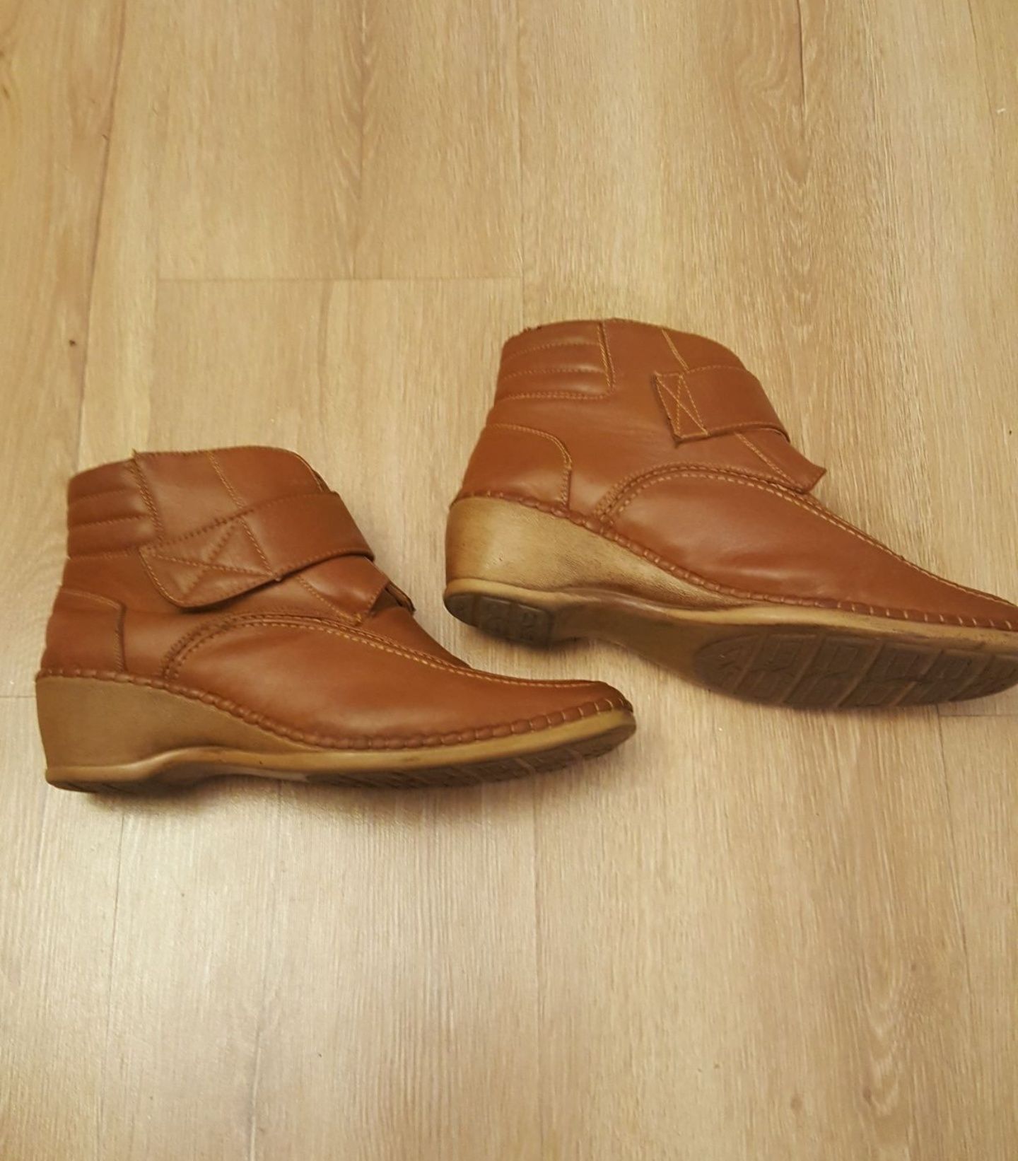 BOTKI na koturnie, brązowe, krótkie, na rzepy, r. 41, buty na jesień
