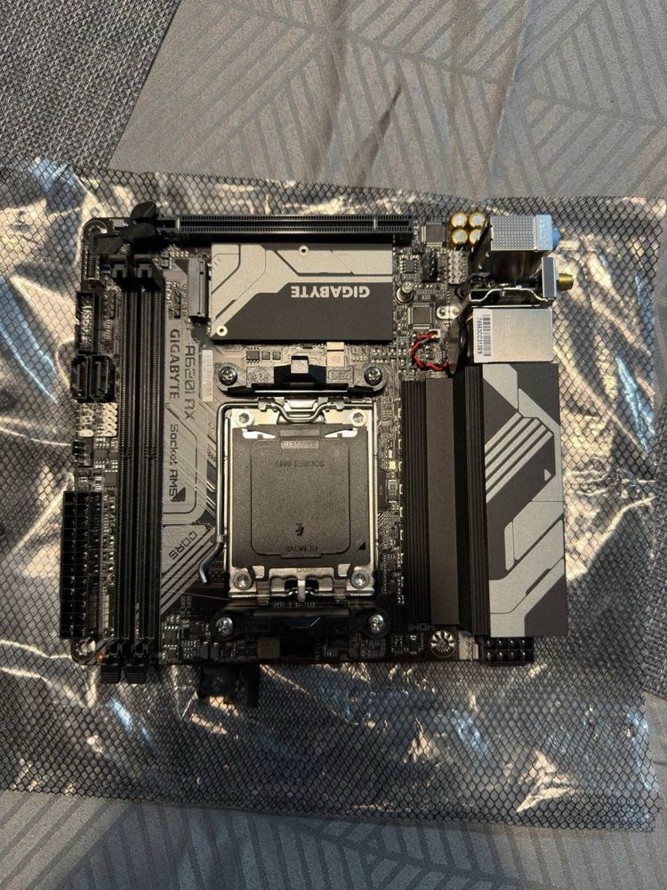 Материнська плата Gigabyte A620I AX