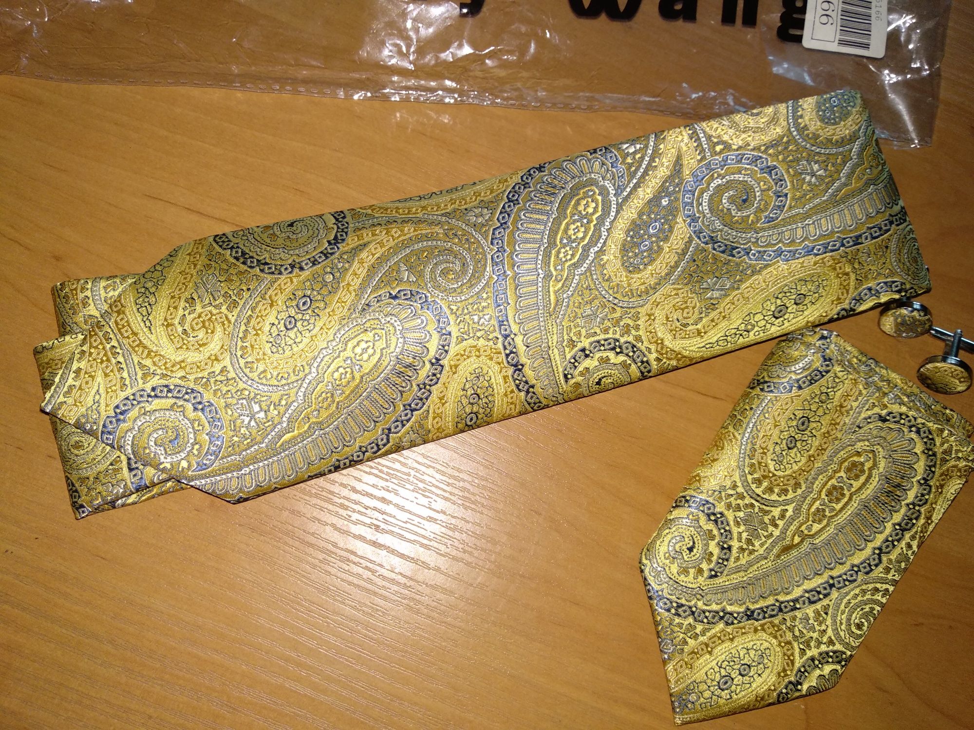 Набор галстук, запонки и платок золотого цвета