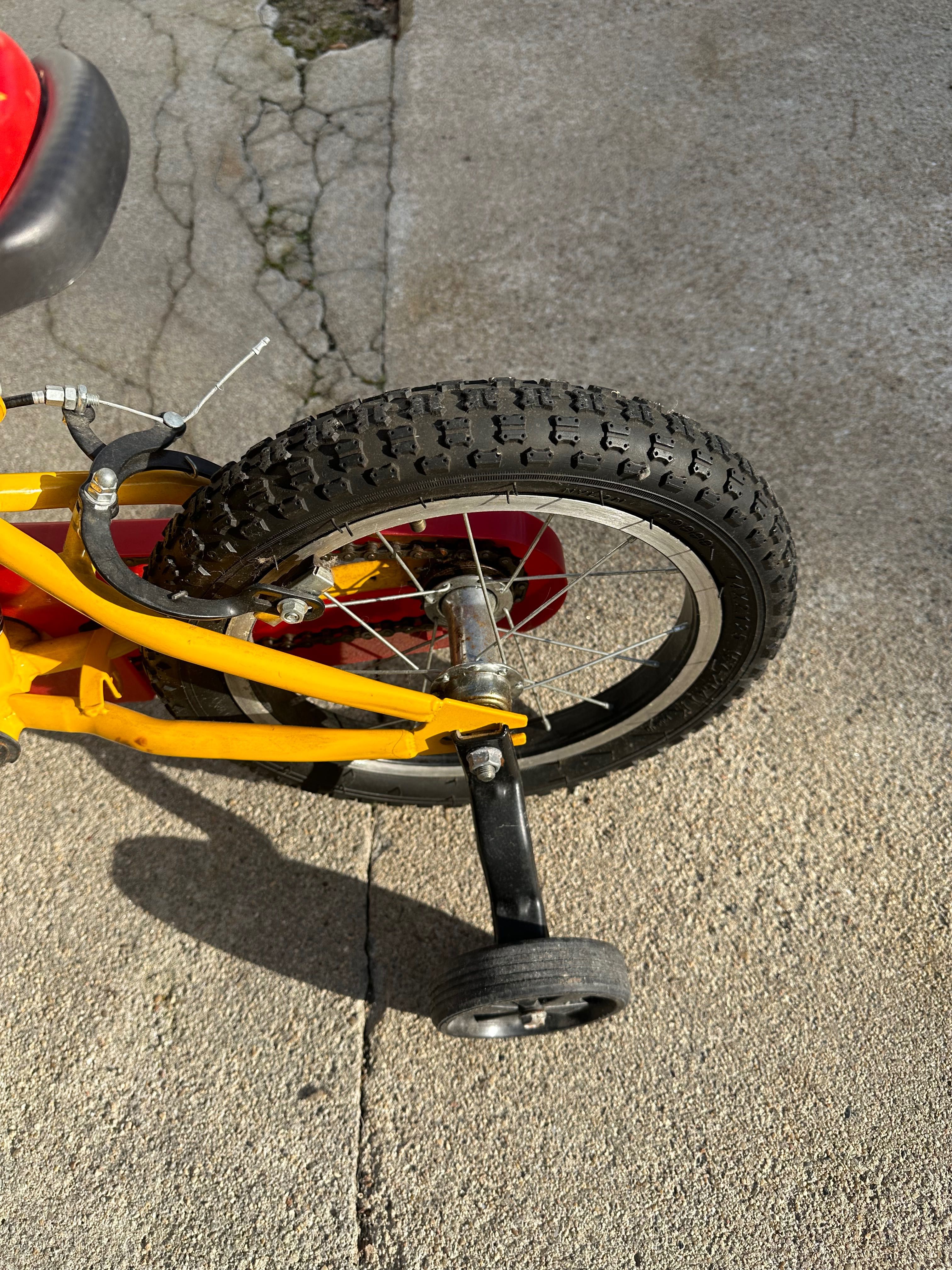 Bicicleta de criança com rodas de proteção