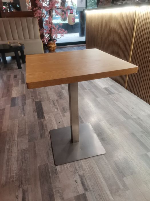 Conjunto de Mesas e Cadeiras Novas – Ideal para Cafés e Restaura