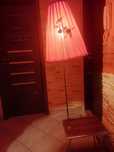 Lampa że stolikiem gazetnik PRL