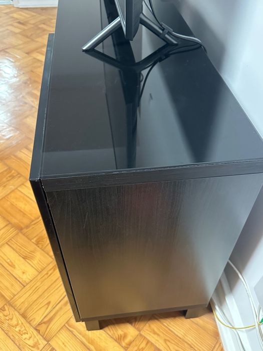 Móvel de TV com tampo de vidro