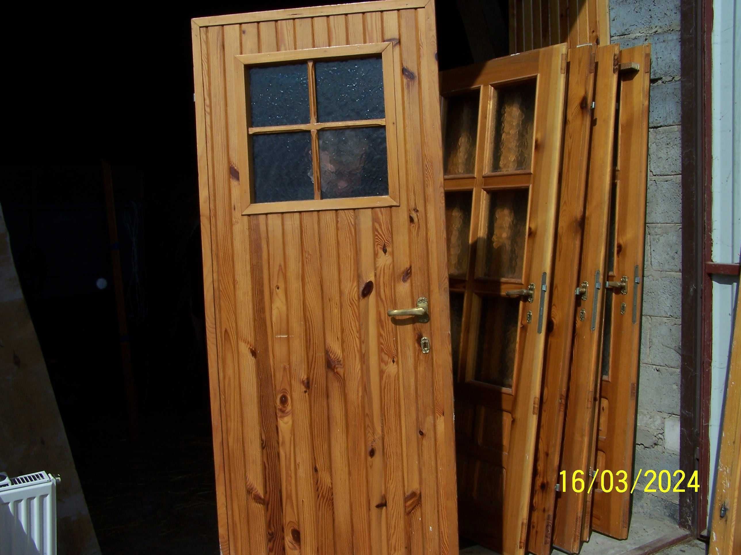 drzwi z drewna sosnowego