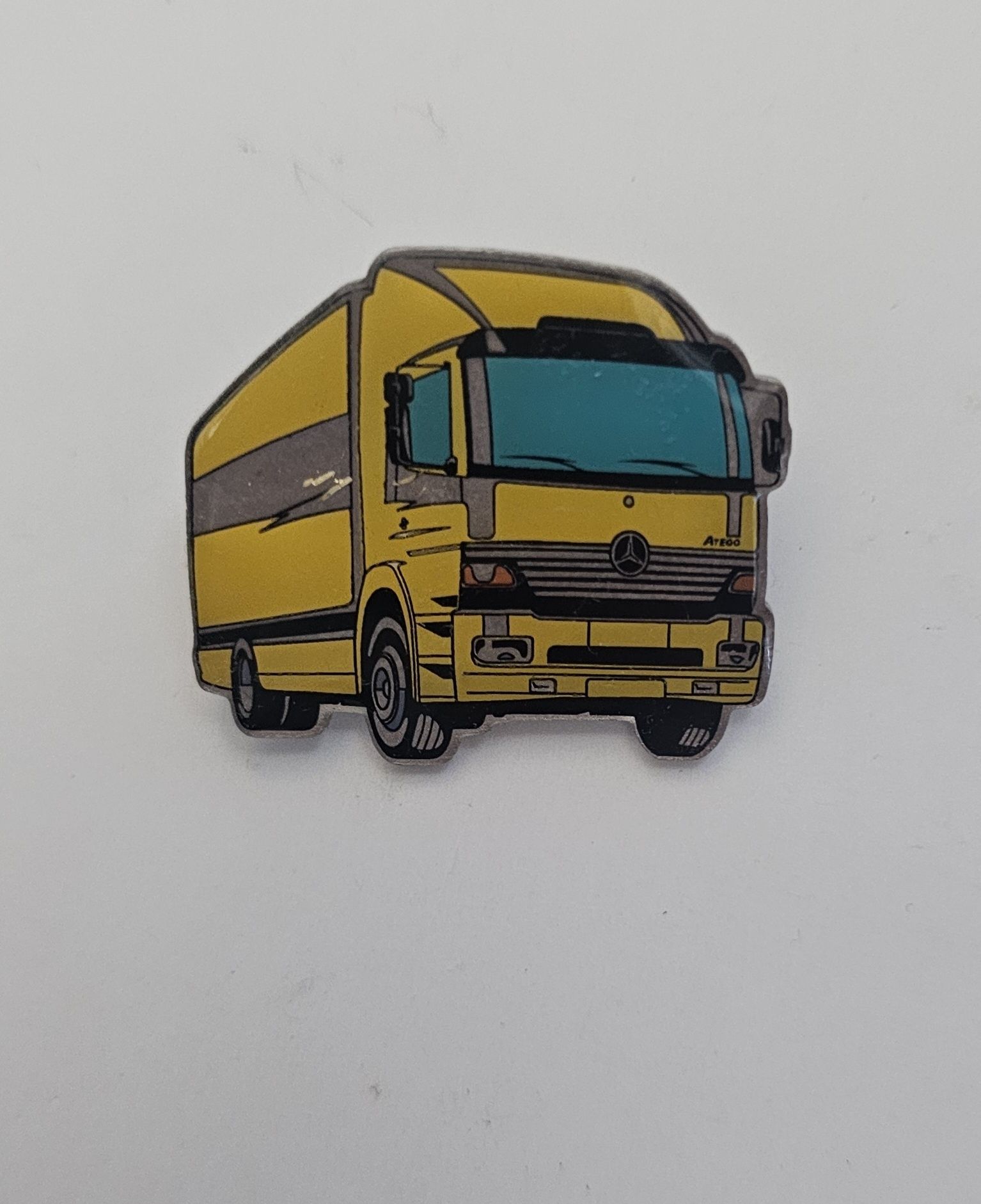 Przypinka pin znaczek ciężarówka TIR Mercedes Benz Atego IAA