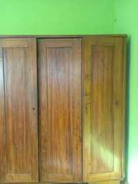 Dębowa zabytkowa szafa trzech drzwiowa