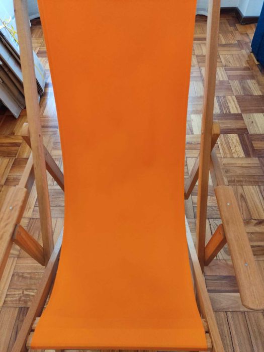 Cadeira de descanso em madeira com encosto em tecido - Novo preço