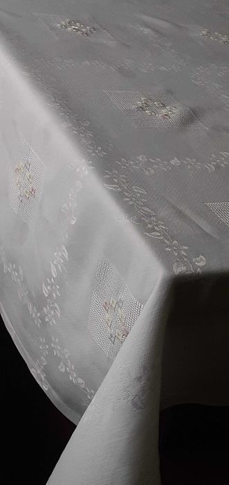 Obrus biały satynowy wzór oraz hafty