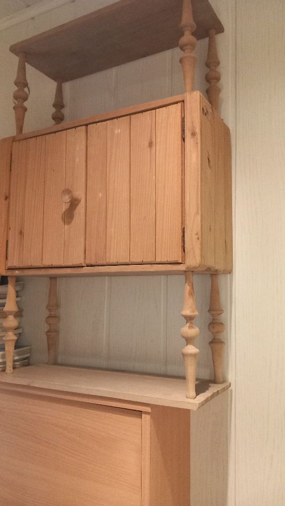 Piękny drewniany mini kredens z I połowy PRL-u wys. 73, gł. półek 17,