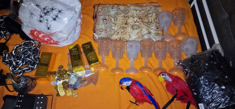 Pirate set for party Carnaval or Halloween. Conjunto piratas carnaval.