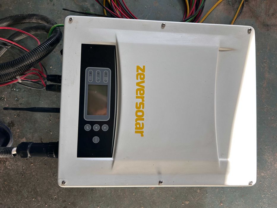 falownik zeversolar TLC 4000 z widocznym oprzyrządowaniem