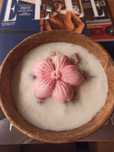 Świeca sojowa handmade w misce z drewna mango z suszonymi różami