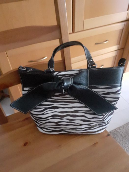 Mala preta e branco de Mão e à Tiracolo ( Marca Ruika ) C/ Nova