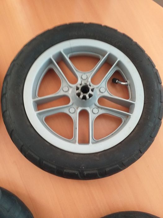 Продам бу колеса від коляски. Звертатися за тел.:380986683045