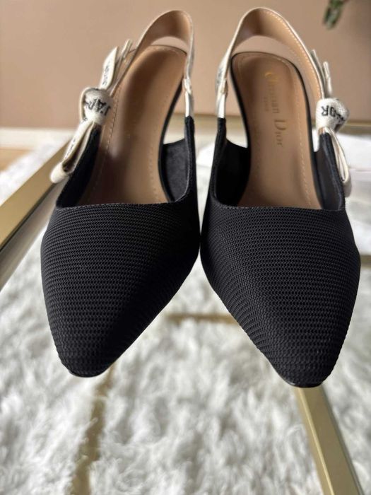 Sandálias de salto alto Dior em cetim com tiras, tamanho 38,5.