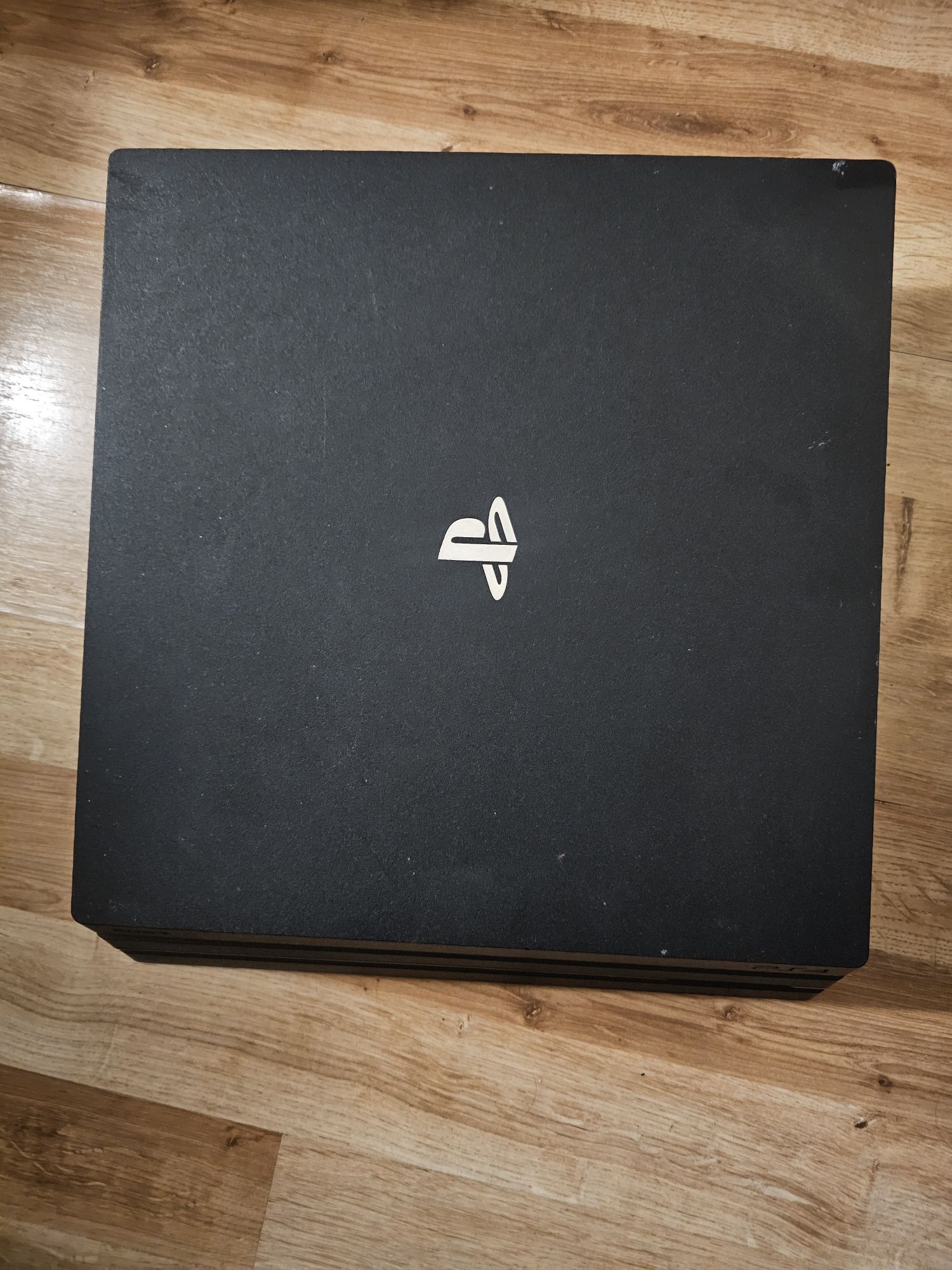 PS4 Pro z 2 padami, 4 grami i modyfikacjami chłodzenia