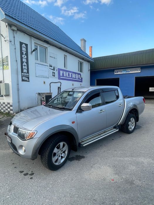 Nissan Navara; Mitsubishi L200