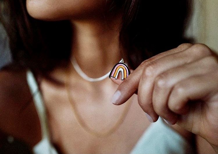 Pendente arco-íris da marca FOLHADELA