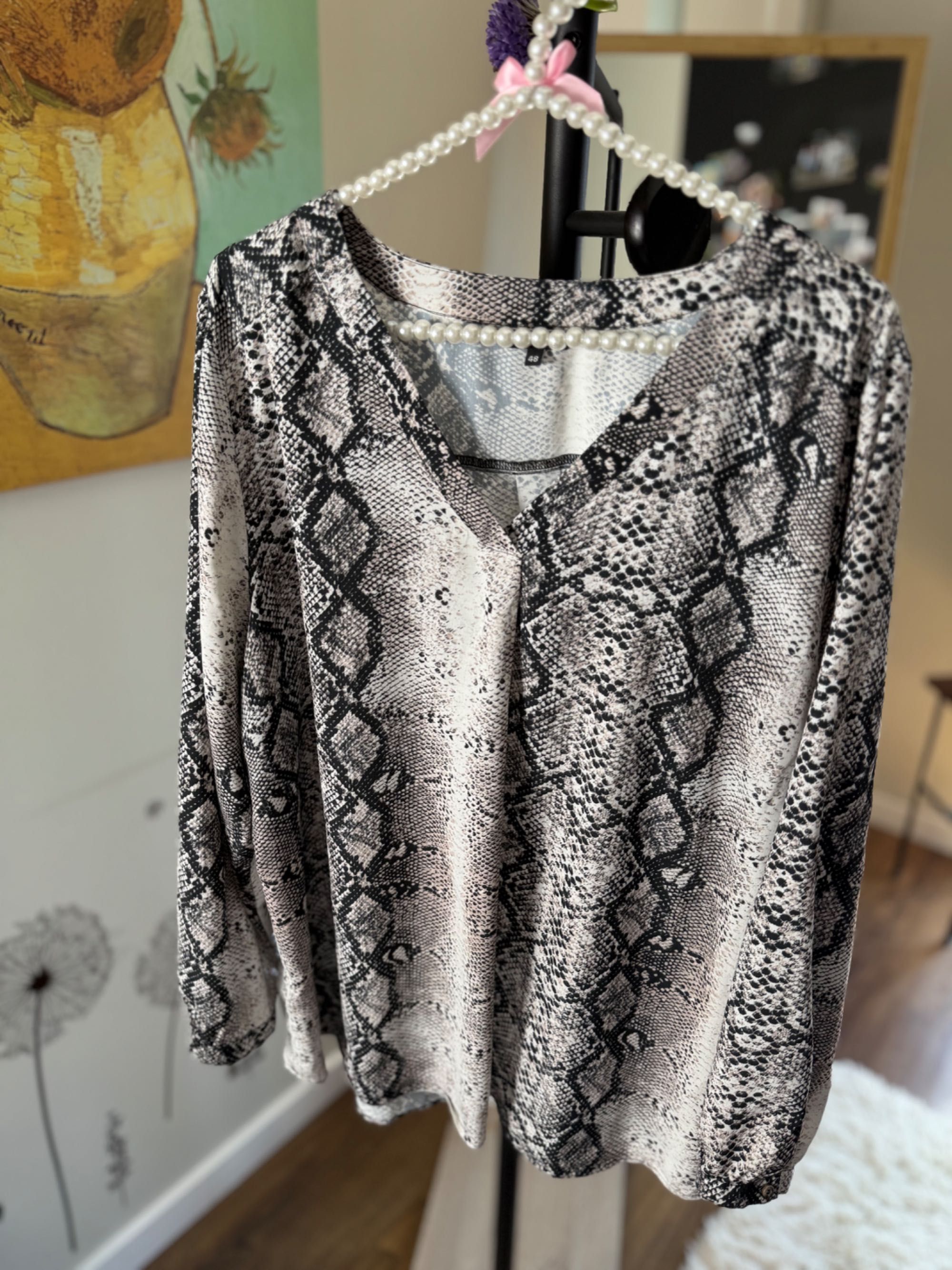 Zwiewna, wzorzysta bluzka w stylu animal print