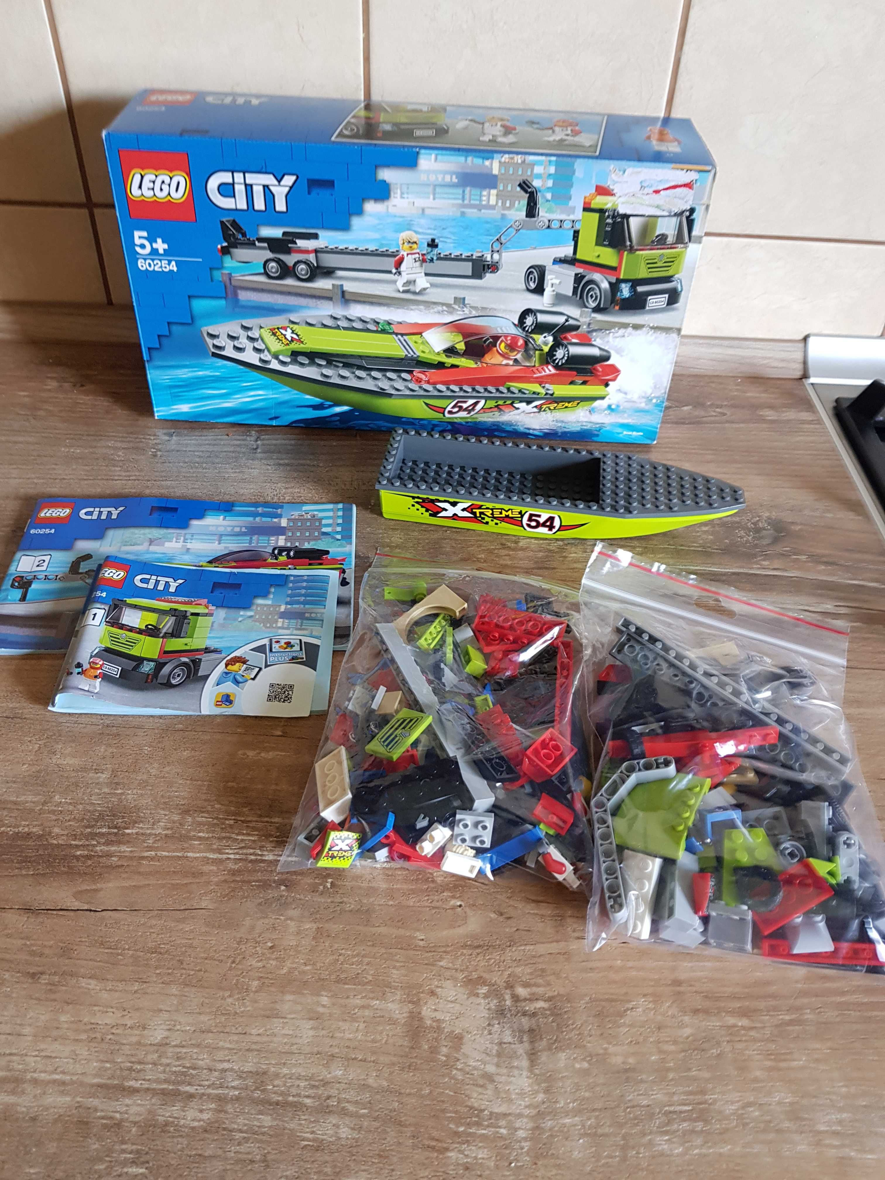 Lego City 60254, Transporter łodzi wyścigowej