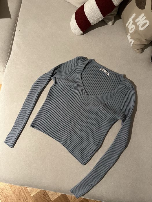 Niebiesko-szary prążkowany sweterek z dekoltem w serek