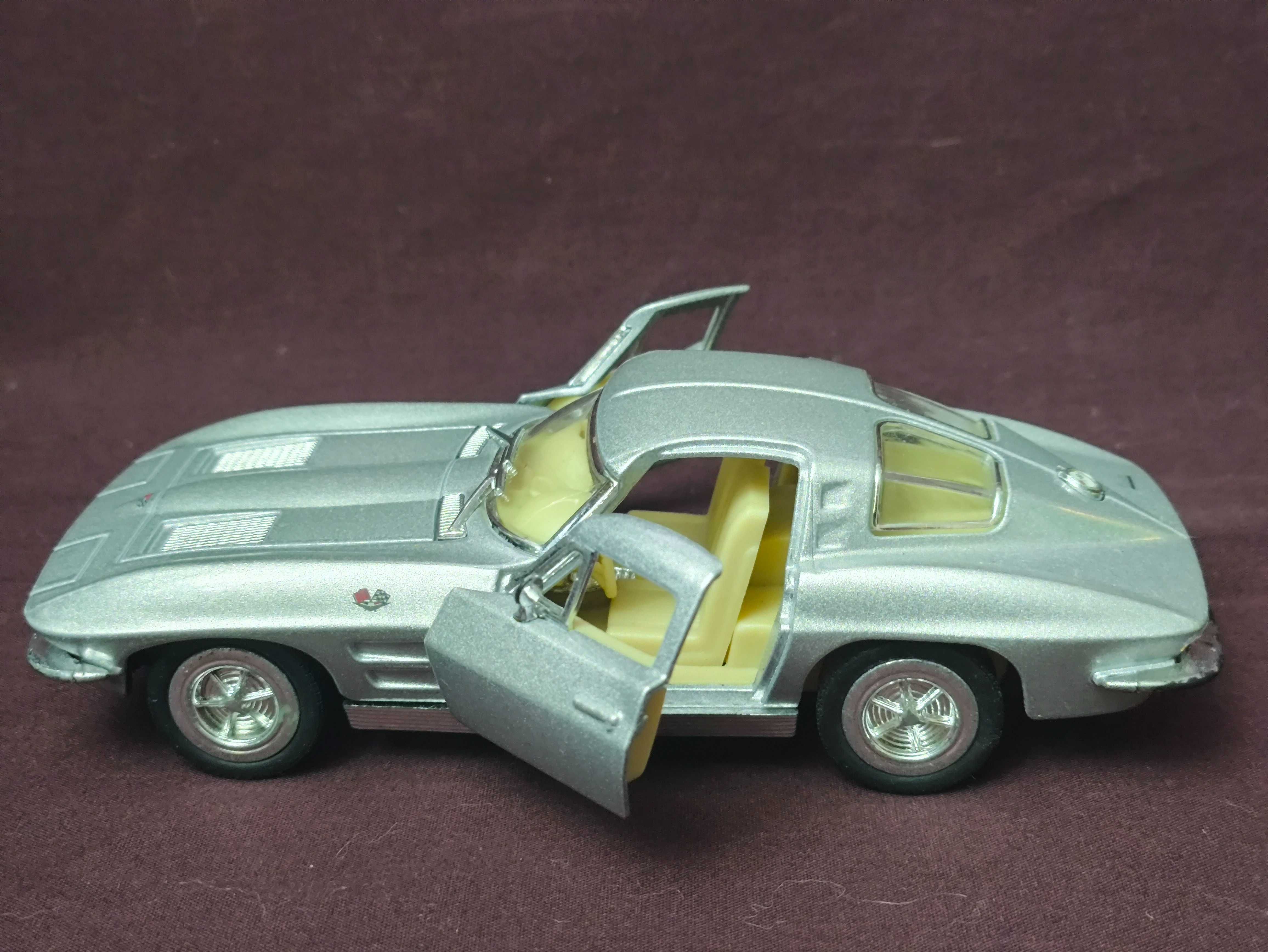 Машинка инерционная Chevrolet Corvette Sting Ray 1:36 Kinsmart KT5358