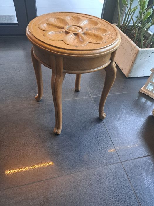Sprzedam stary   taboret,podnóżek