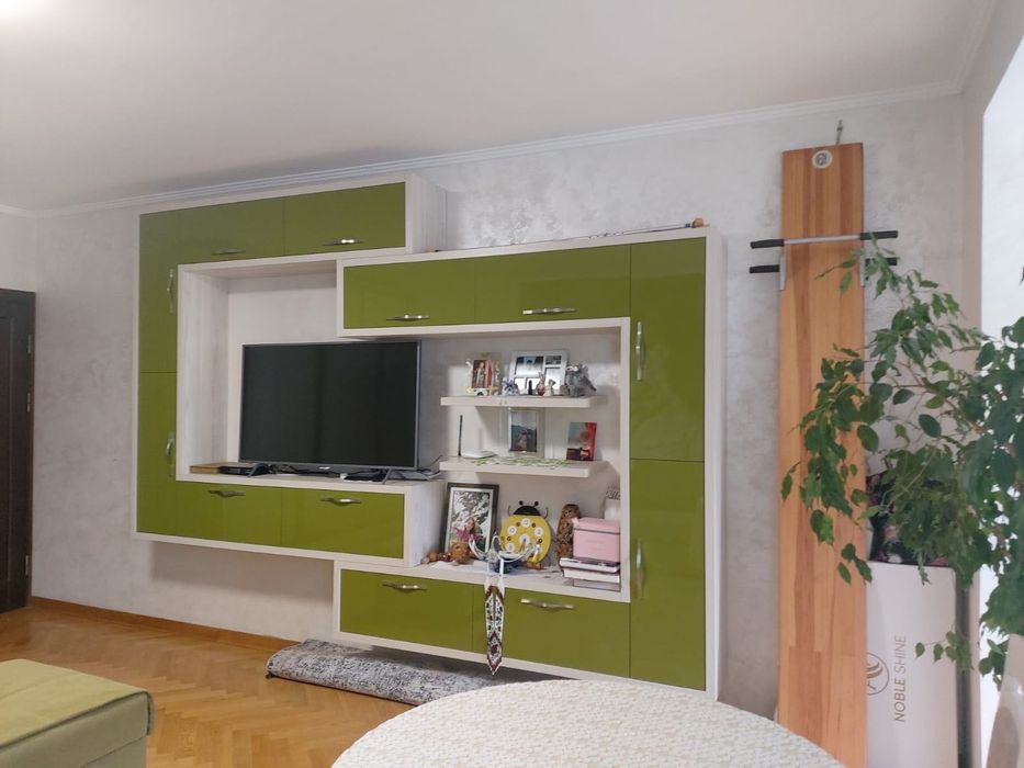 Продається трикімнатна квартира з гаражом в парковій зоні Чернівців