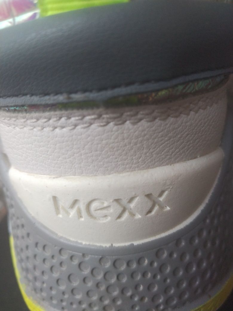 Кроссовки  для девушки MEXX