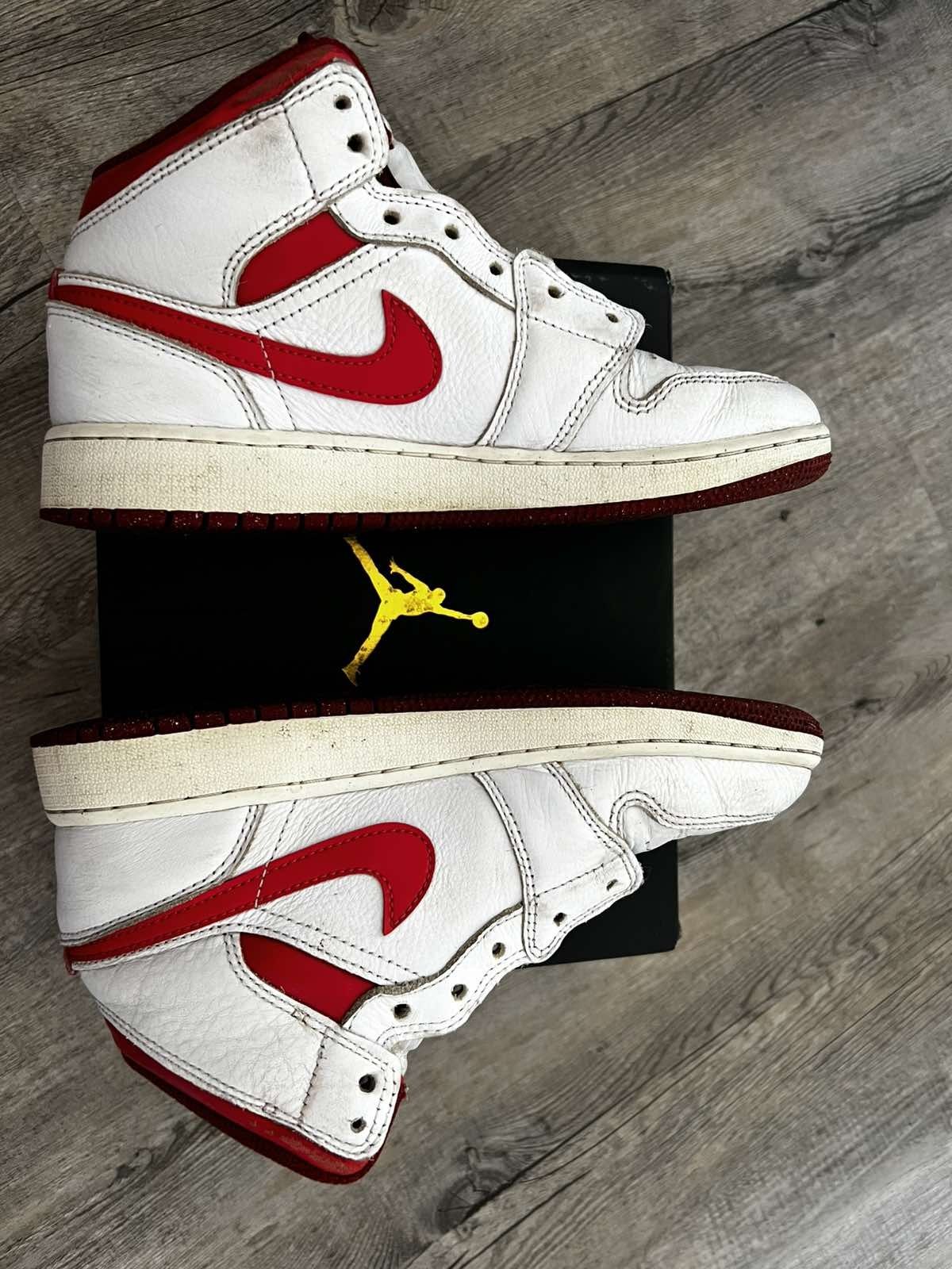 Buty Air Jordan 1 Mid SE (GS) 37.5 Białe/Czerwone